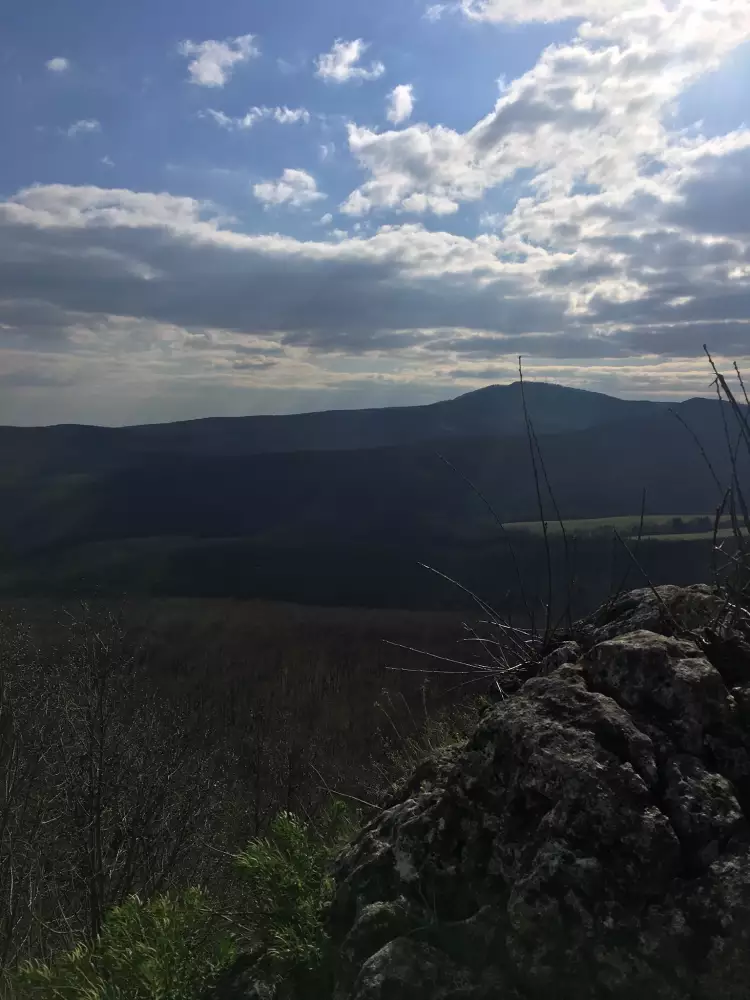 Mačacia Skala – vrch Nízky Inovec, výhľady na Topoľčany