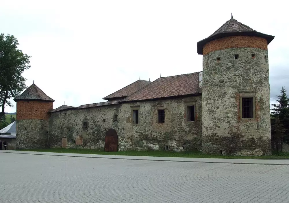 Markušovský hrad — ruiny nížinného hradu z 13. storočia