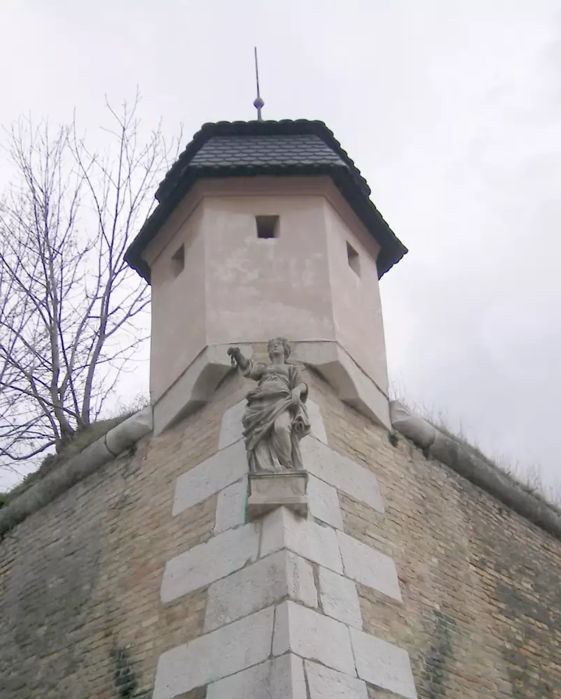 Socha "Nec Arte Nec Marte" – symbol mesta pri Leopoldovej bráne