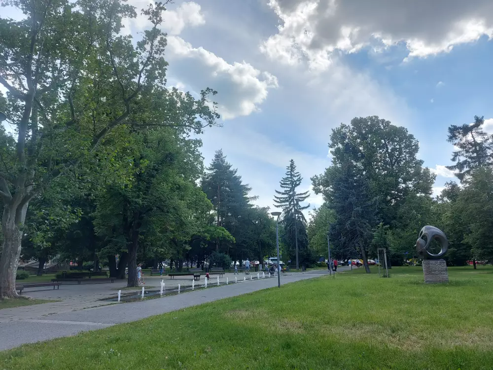 Park Komenského — relax medzi starými stromami