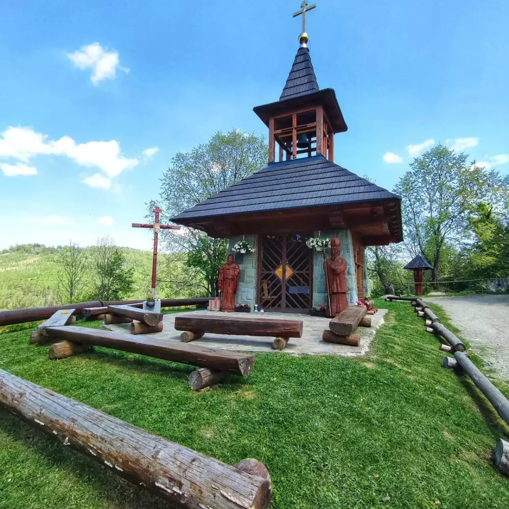 Kaplnka u Haladeji (Oščadnica) – drevená a kamenná, s výhľadom