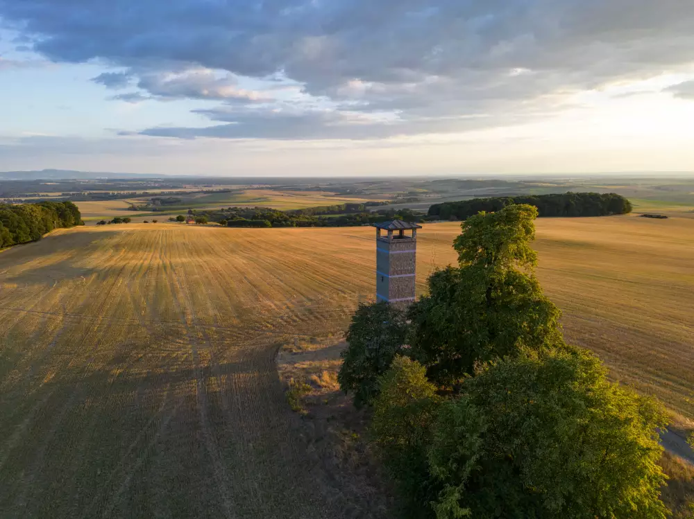 Vyhliadková veža nad obcou Unín na okraji lesa pri Zámčisku