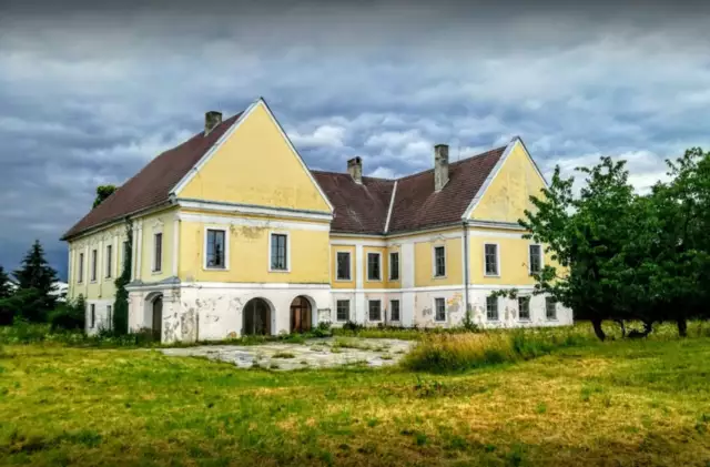 Kaštieľ v Častkovciach — neskoro-renesančný z 17. storočia