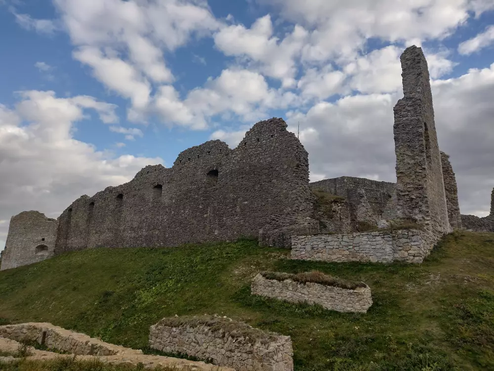 Hrad Branč: zrúcanina s kruhovými výhľadmi