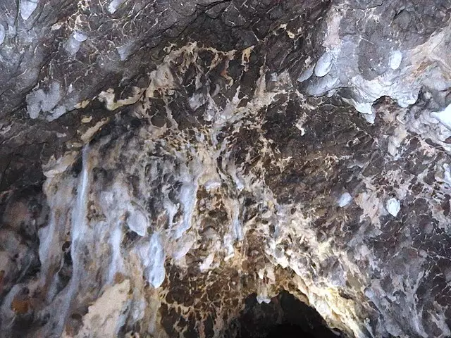 Jaskyňa Mažarná — 130 m kvapľová výzdoba a jazierka