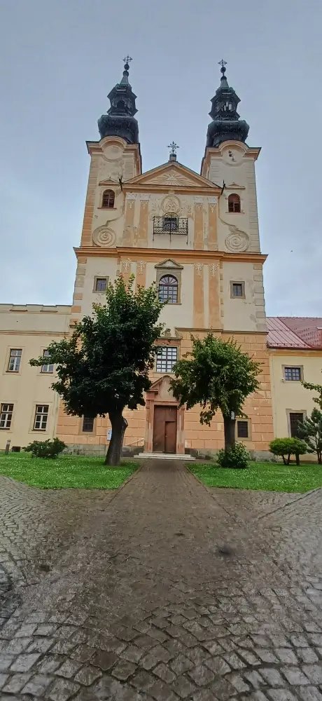 Kláštor Piaristov: štyri veže a dvojvežový kostol