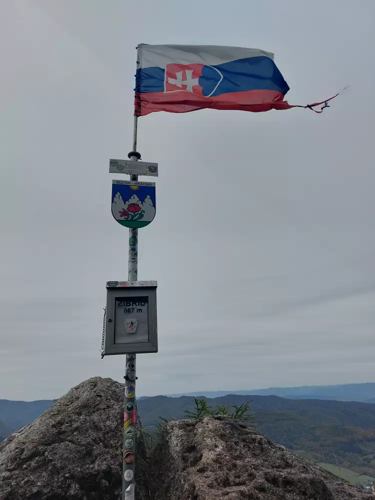Žibrid – vrchol s obrovskými žulovými skalami a stožiarom