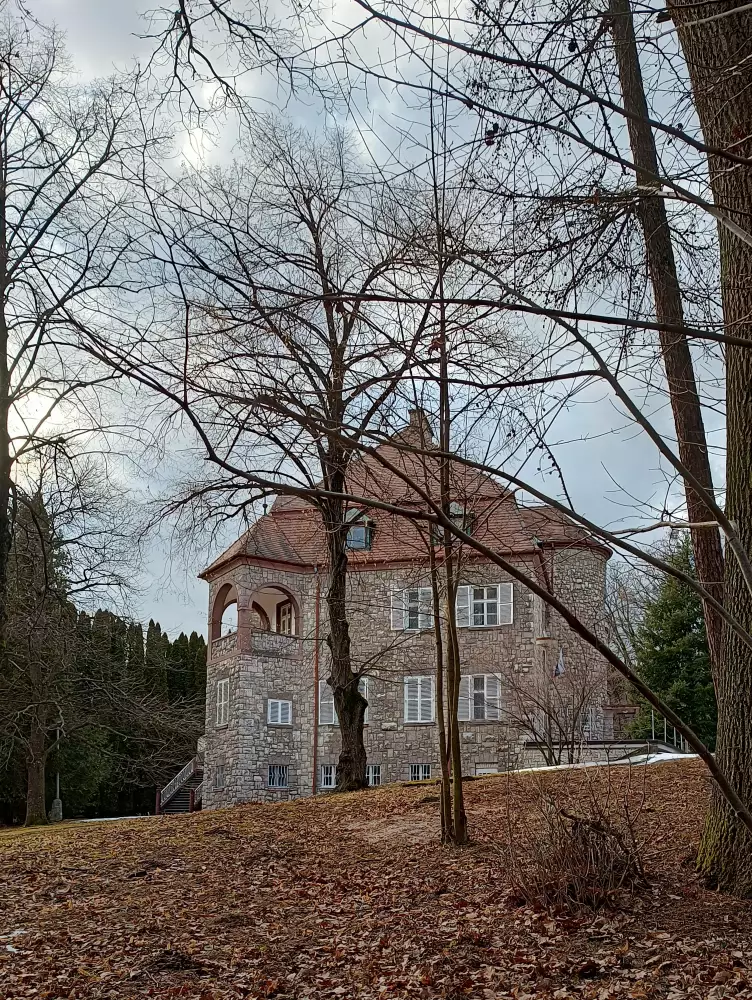 Lovecký zámok Duchonka pri náučnom chodníku