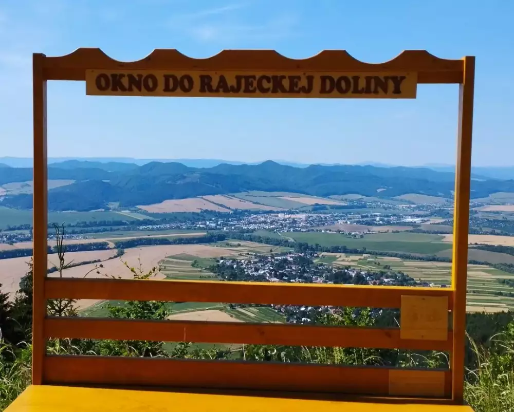 Okno do Rajeckej doliny — cesta zelenou značkou a výhľad