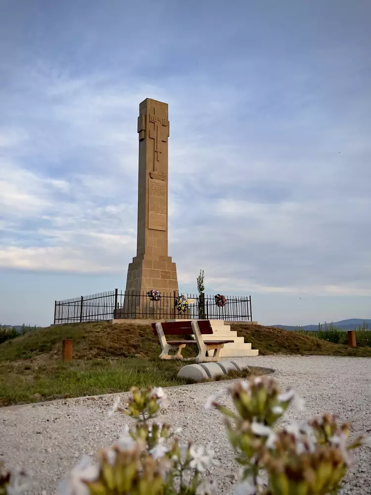 Pomník popravených 1848 — pamiatka povstania za Senicou