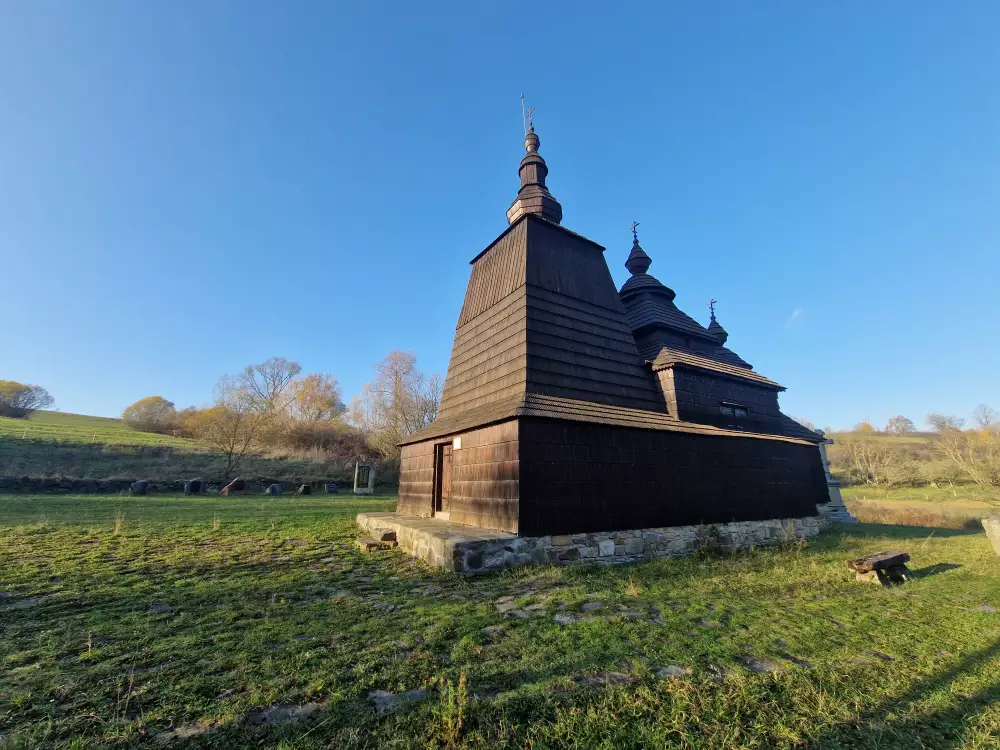 Drevený kostolík v obci Habura — replika 16. storočia