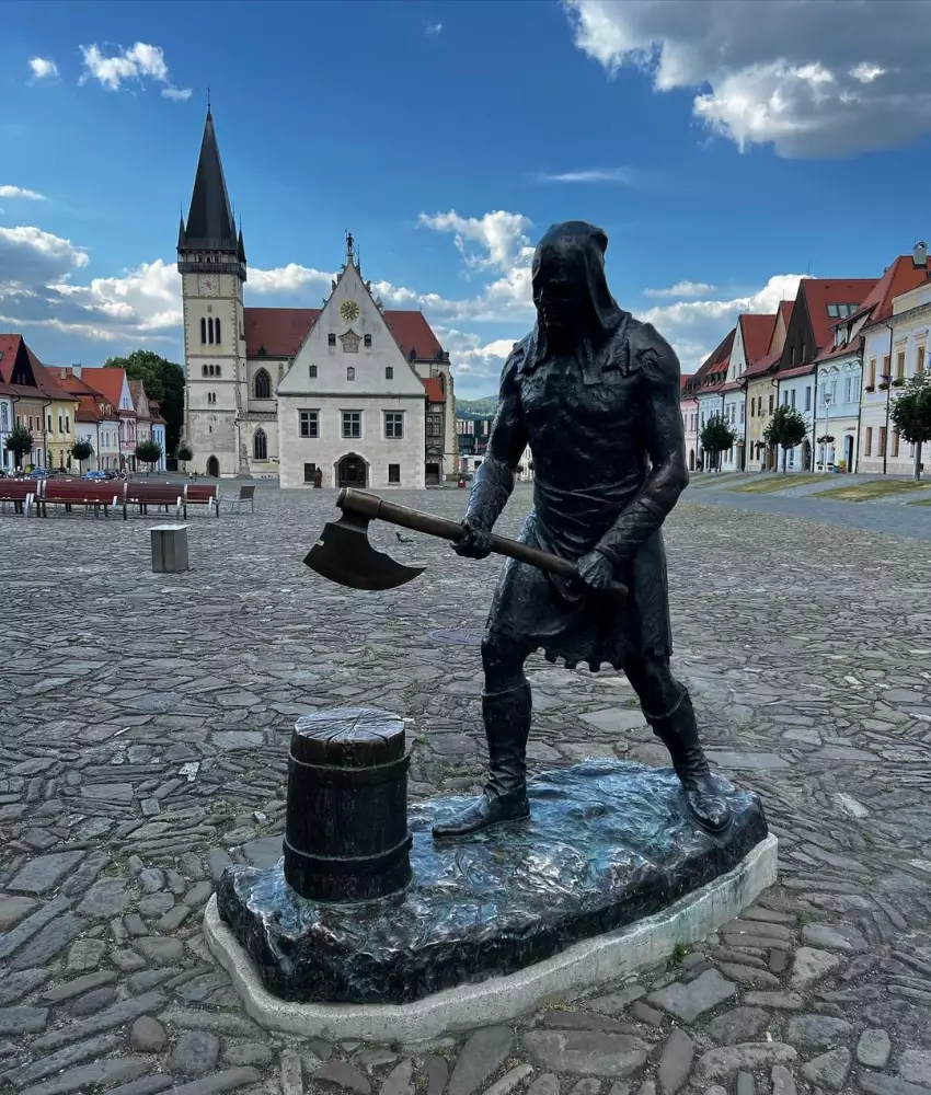 Socha kata v Bardejove pri radnici a Bazilike sv. Egídia