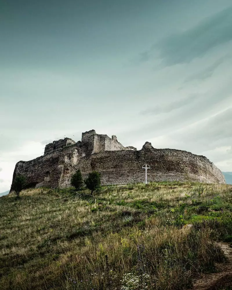 Kapušiansky hrad — zrúcanina na vrchu Zámčisko