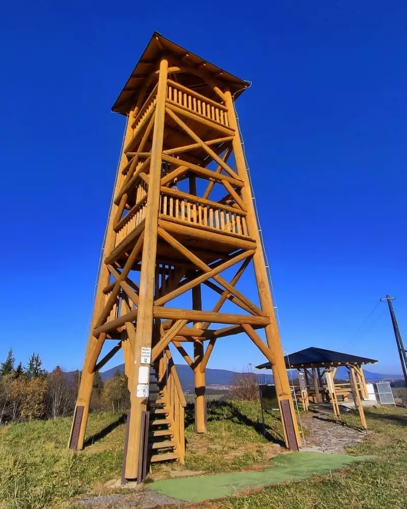 Vyhliadková veža Novoť — drevená rozhľadňa na Modlovom vrchu