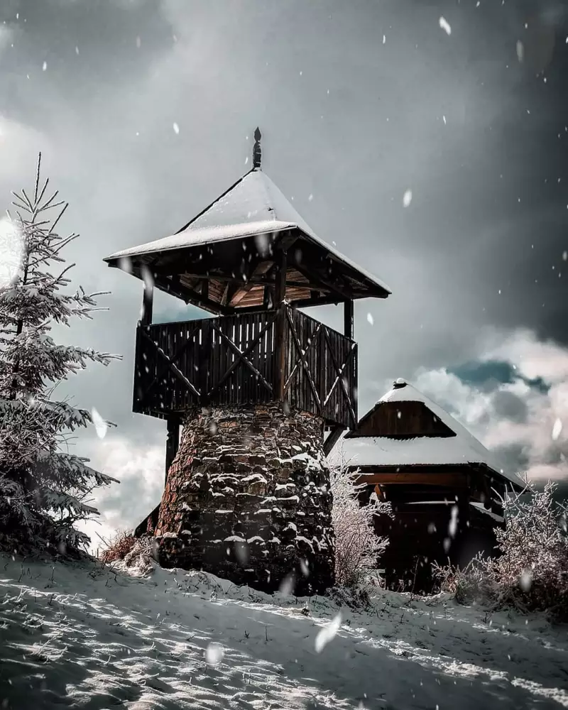 Rozhľadňa Kamenité — výhľady na Beskydy, Malú Fatru a Tatry