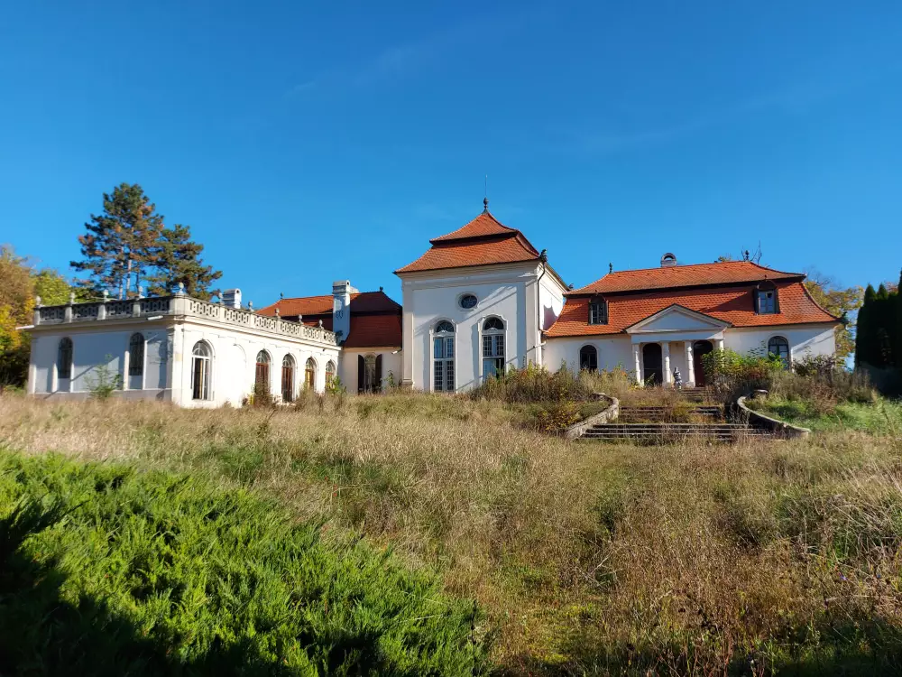 Čaradovský kaštieľ — rokoková stavba s manzardovou strechou