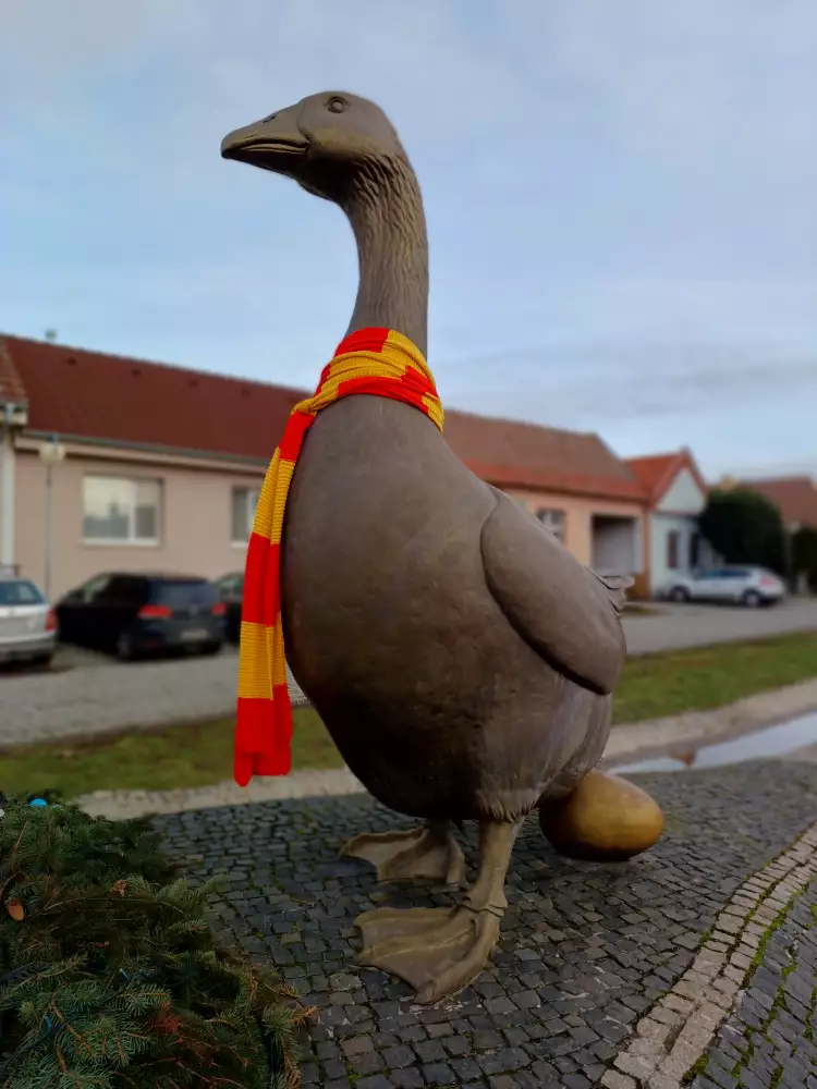 Grobská hus — socha husi v centre Slovenského Grobu