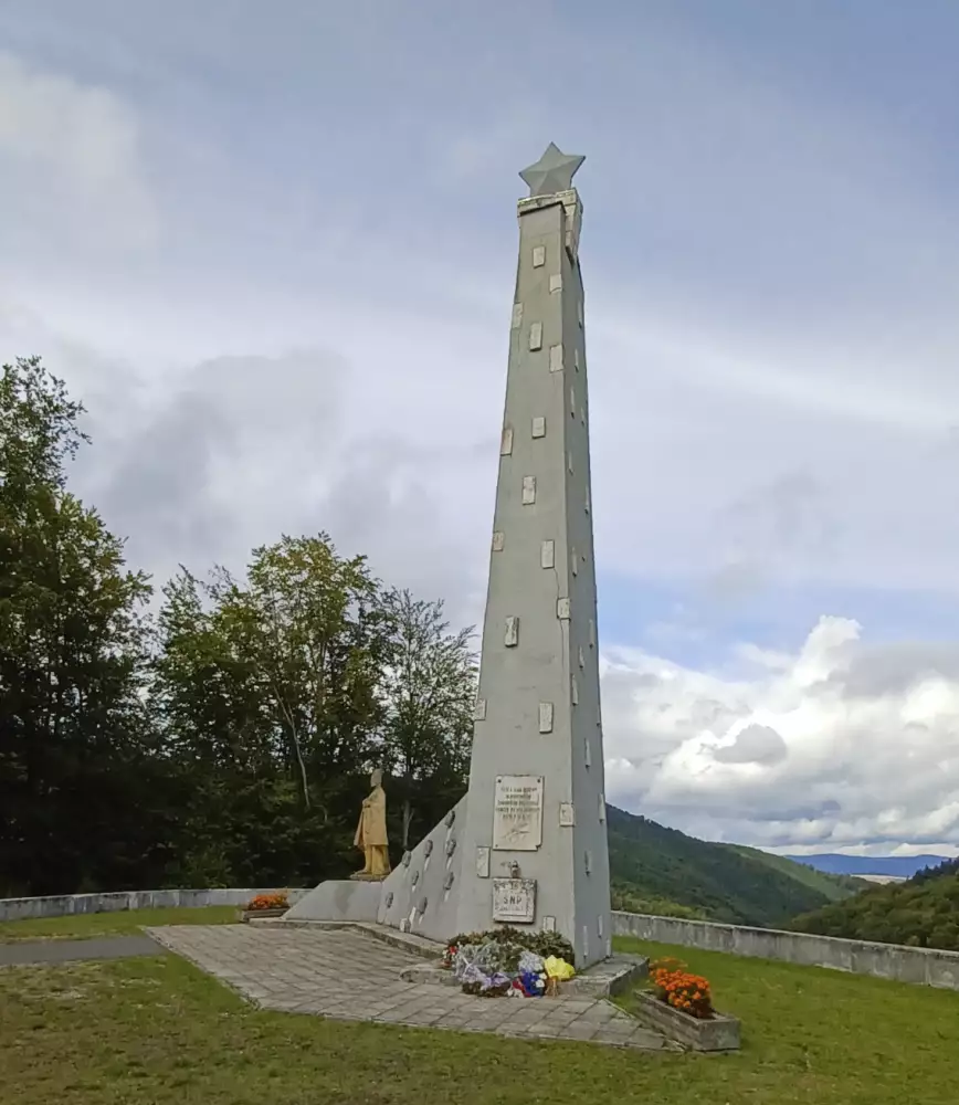 Pamätník SNP Kríže — partizánske centrum v Čergove