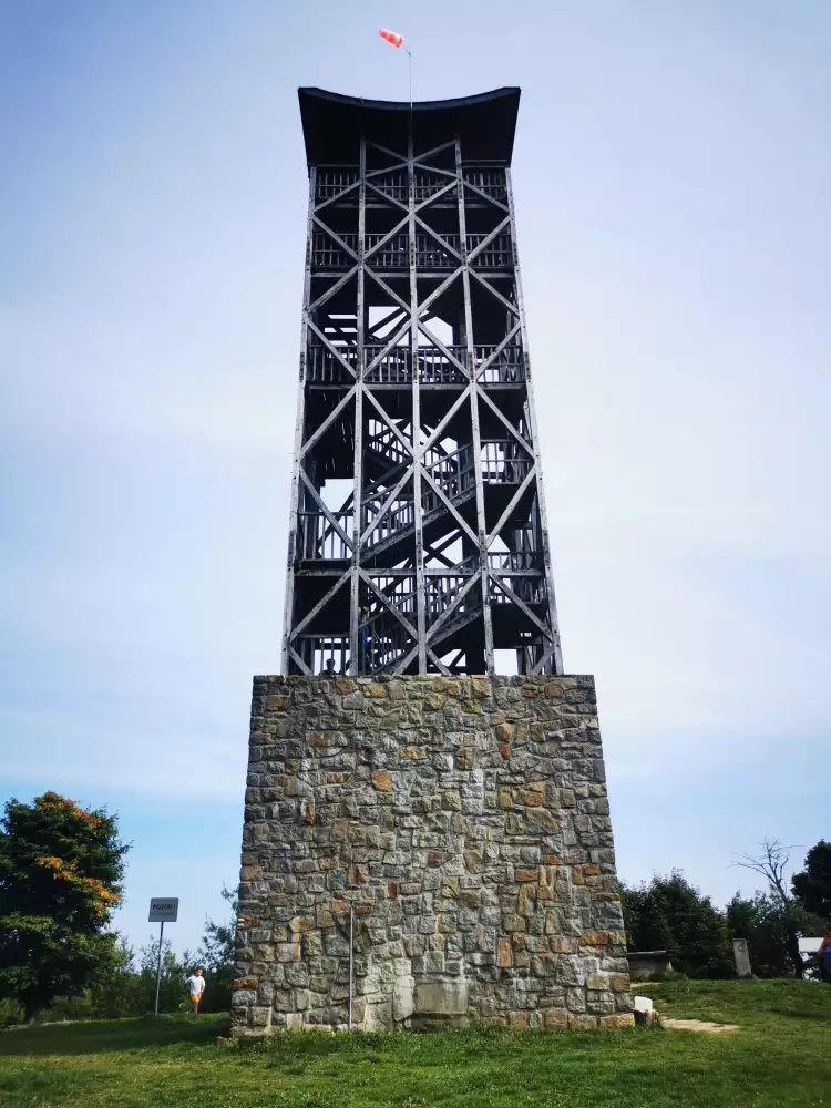 Rozhľadňa Veľký Lopeník — 22 m, výhľad na hory