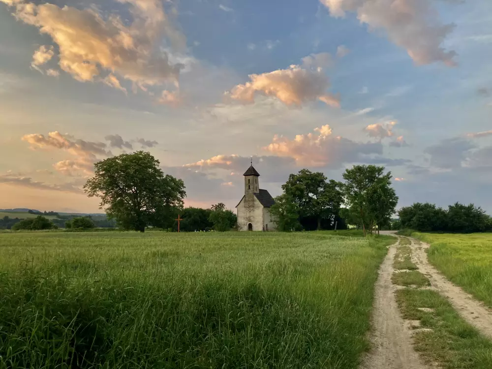 Kostolík v Pominovci — románsky kostolík s cintorínom