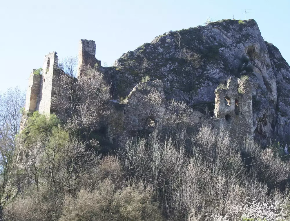 Hrad Lednica: tunel a vyhliadka Straka