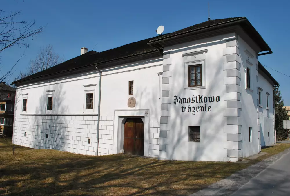 Jánošikovo väzenie — kaštieľ, kde väznili Jánošíka