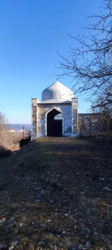 Židovský cintorín Banská Štiavnica – dom smútku a náhrobky