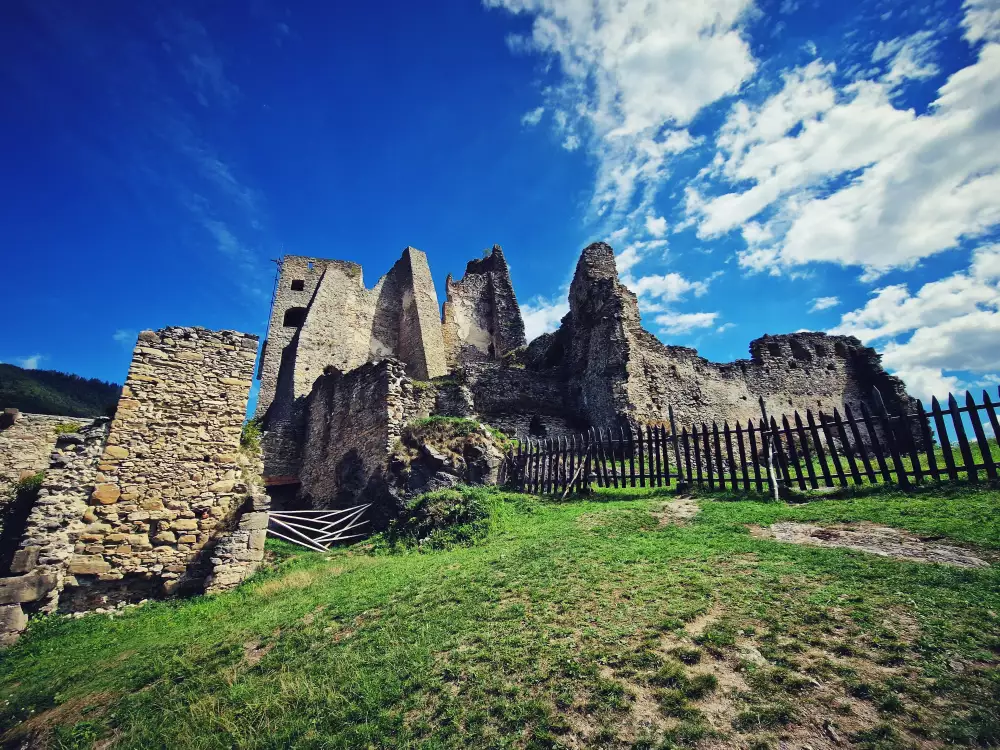 Hrad Likava – zrúcanina z 13. storočia na Liptove