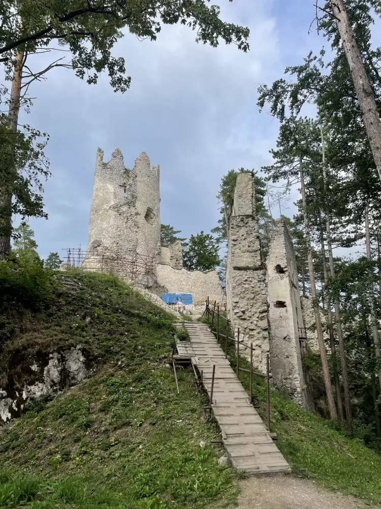 Blatnický Hrad — zrúcaniny v Gaderskej doline (40 min pešo)