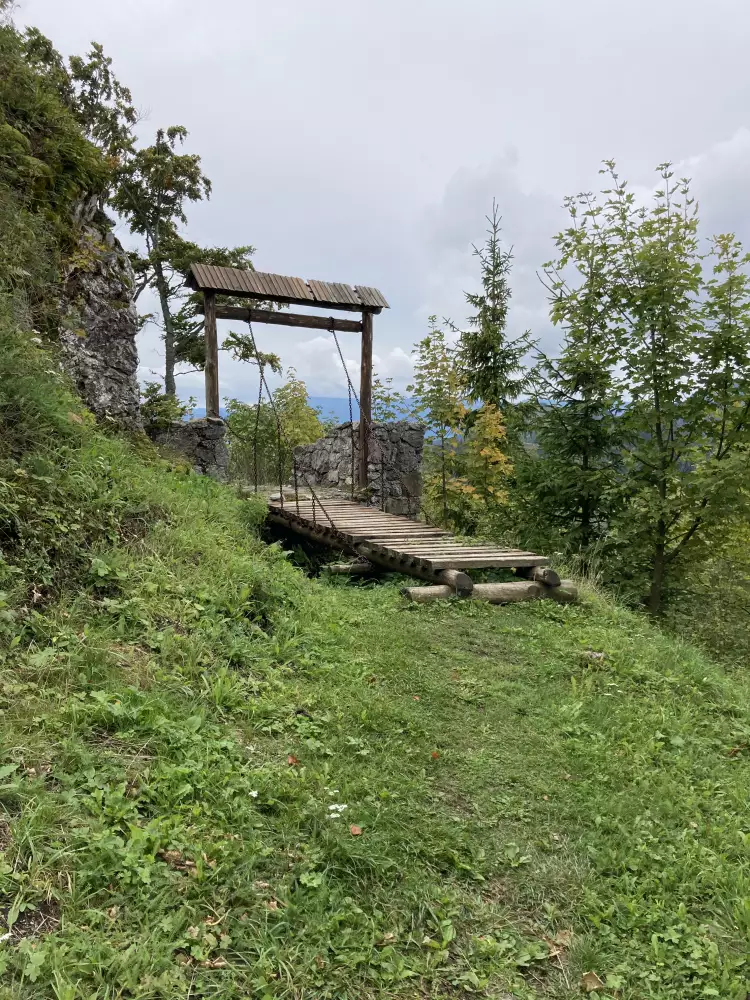 Liptovský hrad — nenáročná turistika s výhľadmi na Liptovskú Maru