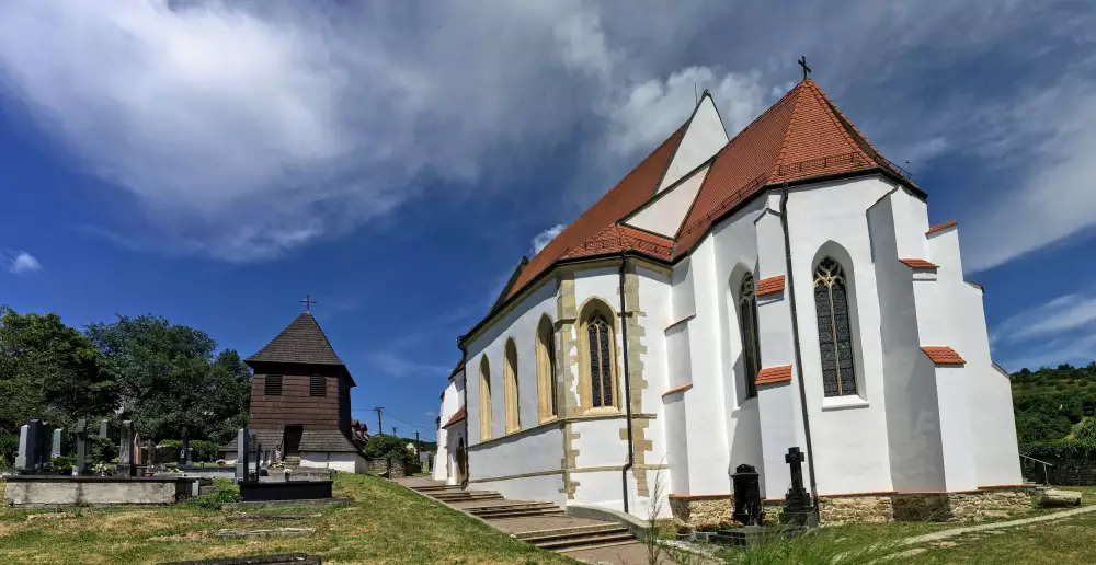 Kostol sv. Juraja s drevenou zvonicou - ranogotický kostol