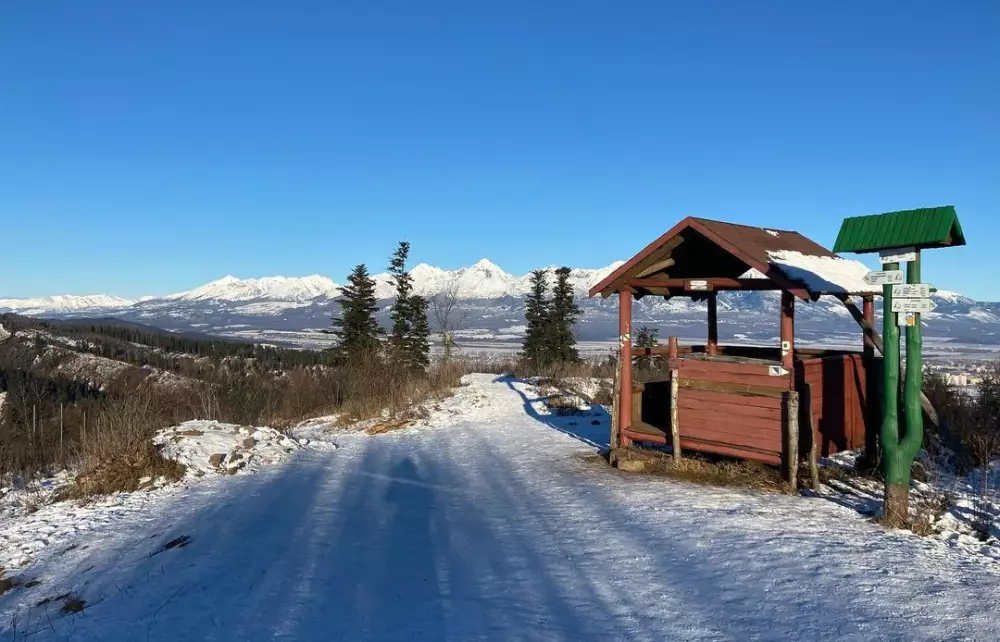 Zámčisko pod Popradom — vyhliadka na Tatry a kotliny