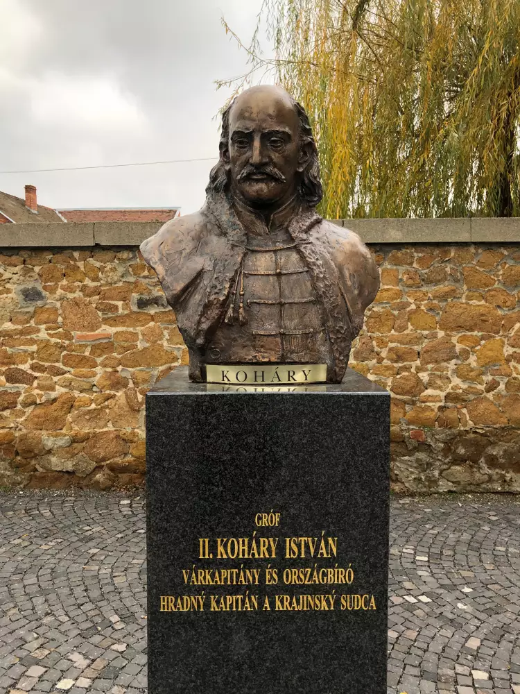 Gróf Štefan Koháry — bronzová busta pred kostolom vo Fiľakove