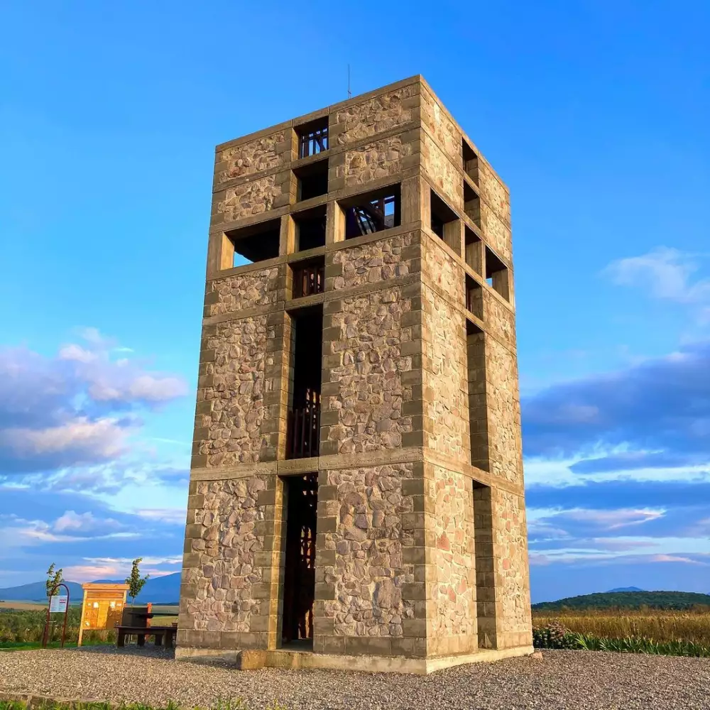 Rozhľadňa Čerešenka — kamenná vyhliadka pri čerešni (12 m)