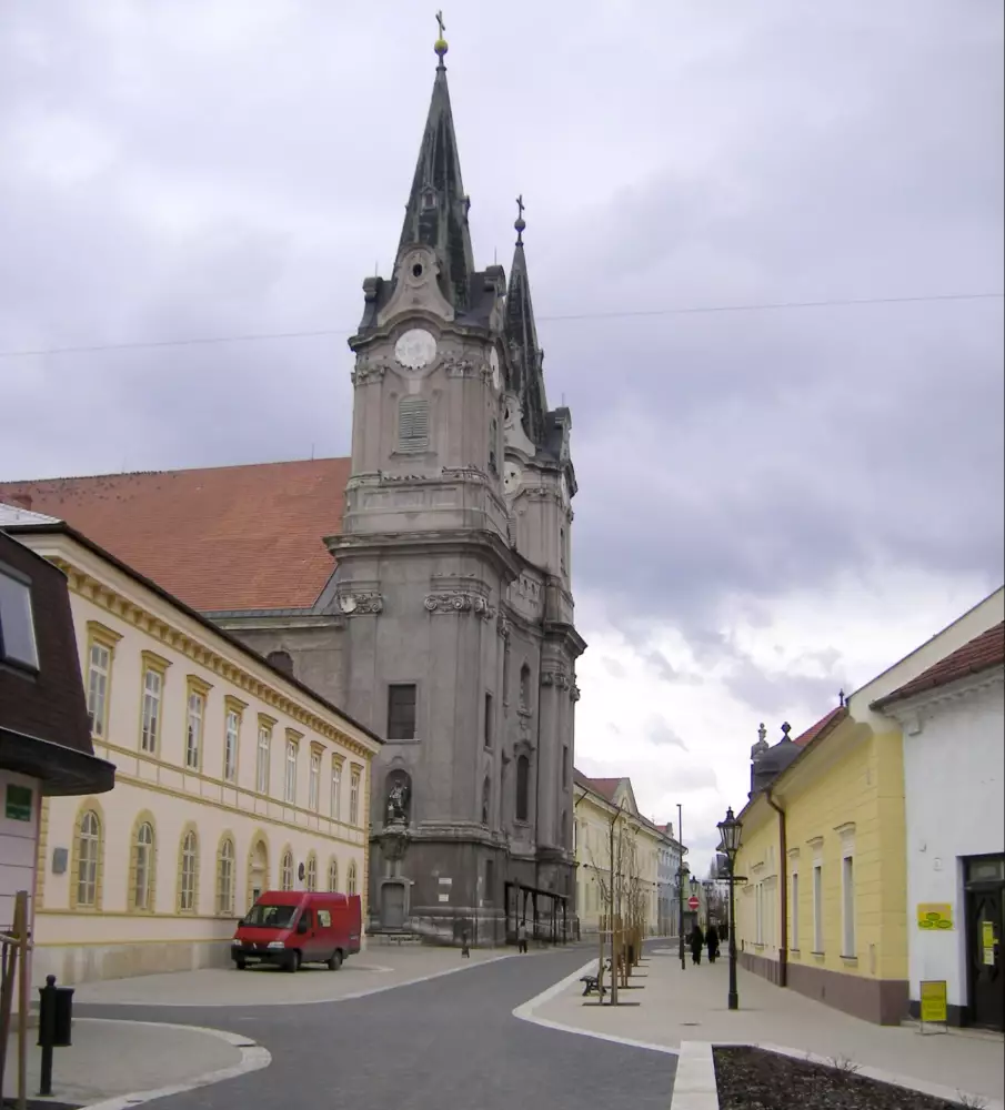 Bazilika sv. Ondreja Komárno — barokový kostol s orgánom