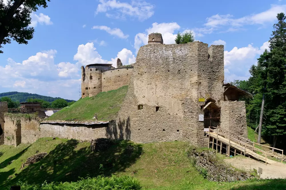 Hrad Zborov: gotický hrad a aleja starých dubov