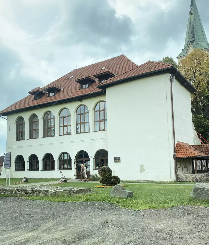 Kaštieľ Stropkov – renesančný kaštieľ a expozícia bábik