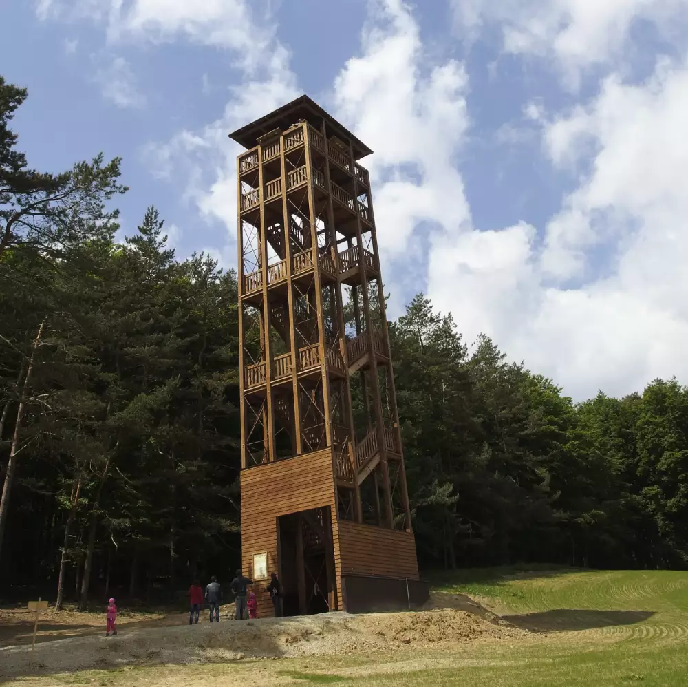 Rozhľadňa Trenčianska závada – 25 m, výhľad na Strážovské vrchy