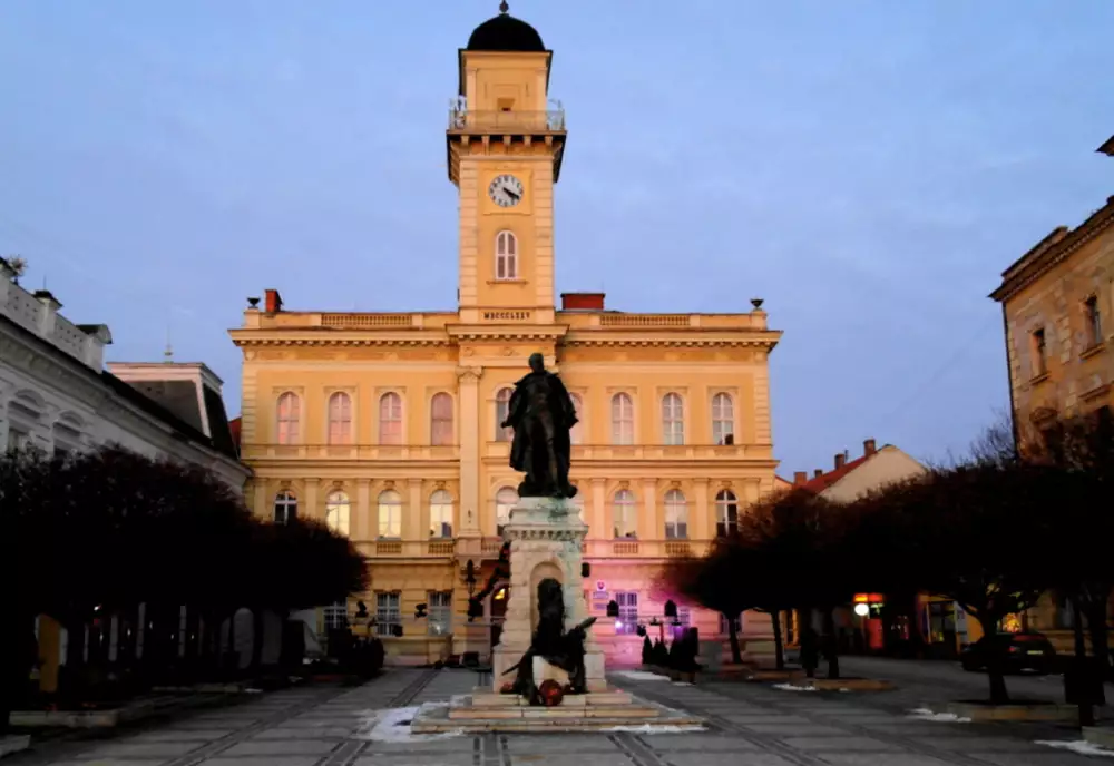 Námestie generála Klapku – socha a historické trhovisko