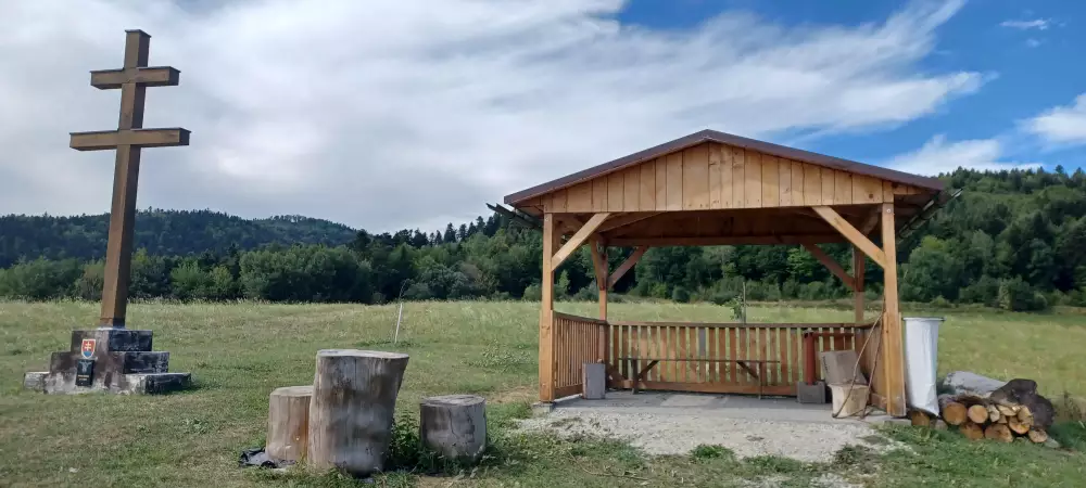 Posed s krížom pri Hertníku — prícestný dubový kríž
