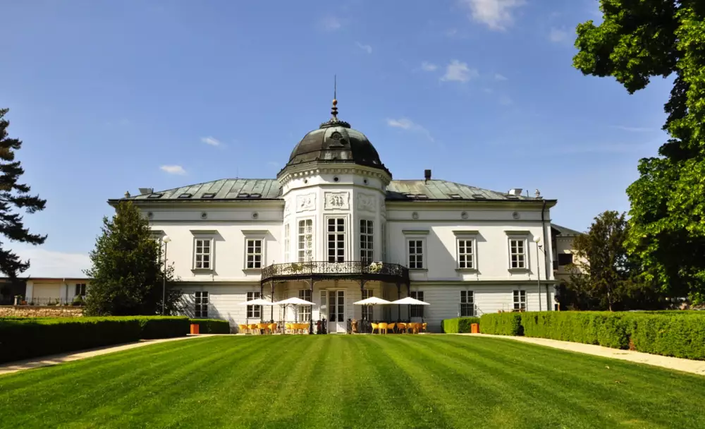 Kaštieľ Pustý Chotár – galéria prírodnej keramiky pri Nitre