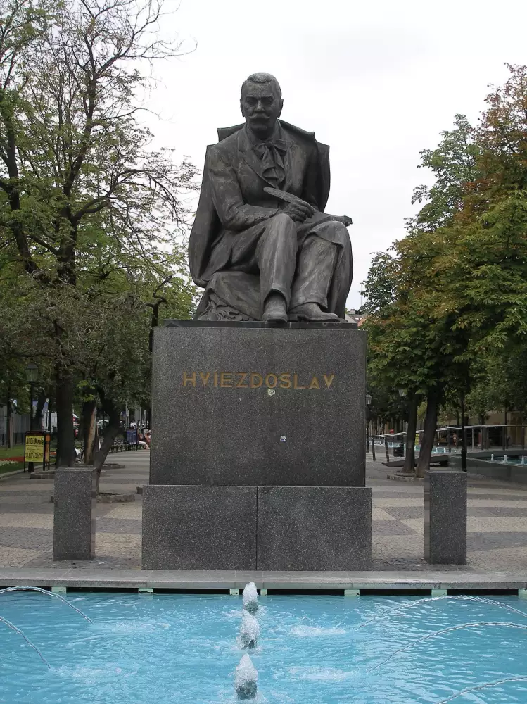 Pamätník Pavla Orzságha Hviezdoslava pri SND (odhalený 1937)