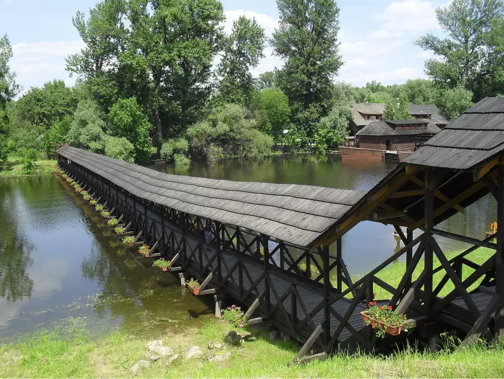 Drevený most Kolárovo — zastrešený, agátové piliere, bezbariérový