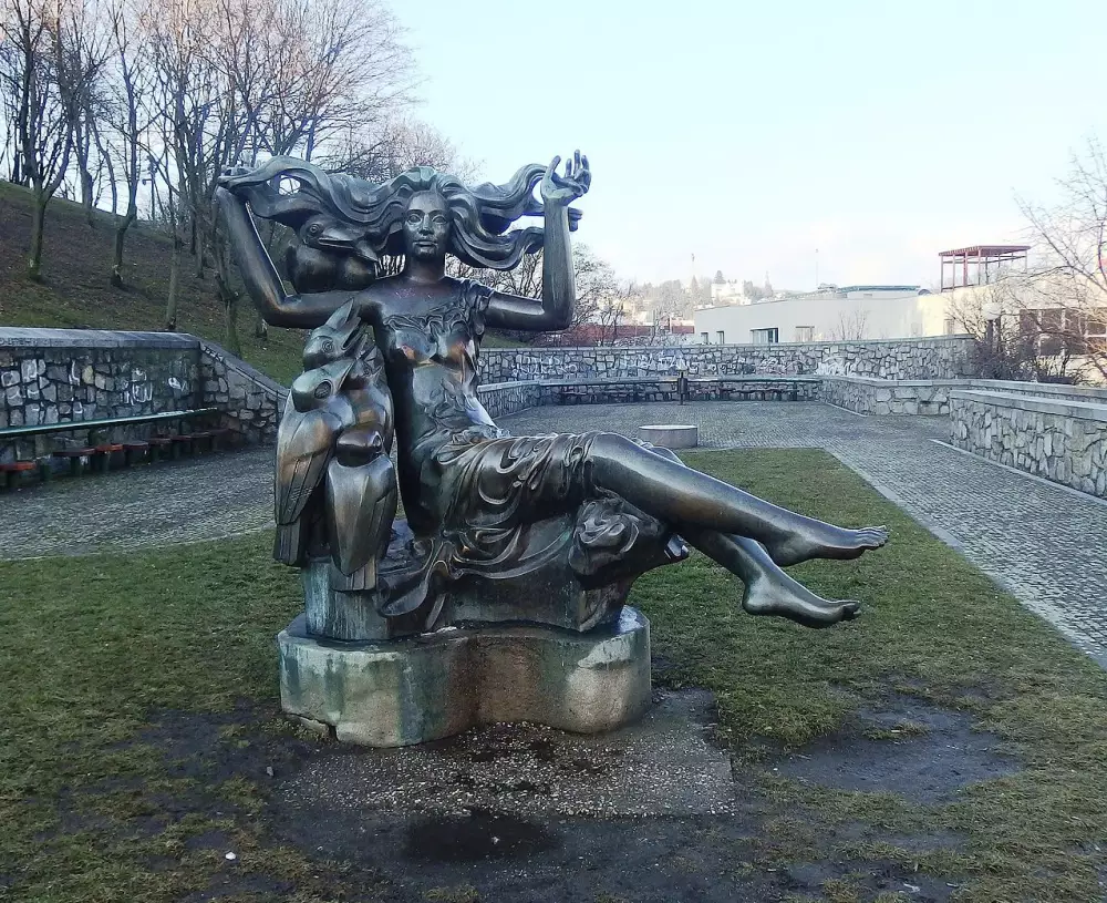 Socha Bosorky — Dievča s havranmi pri Bratislavskom hrade