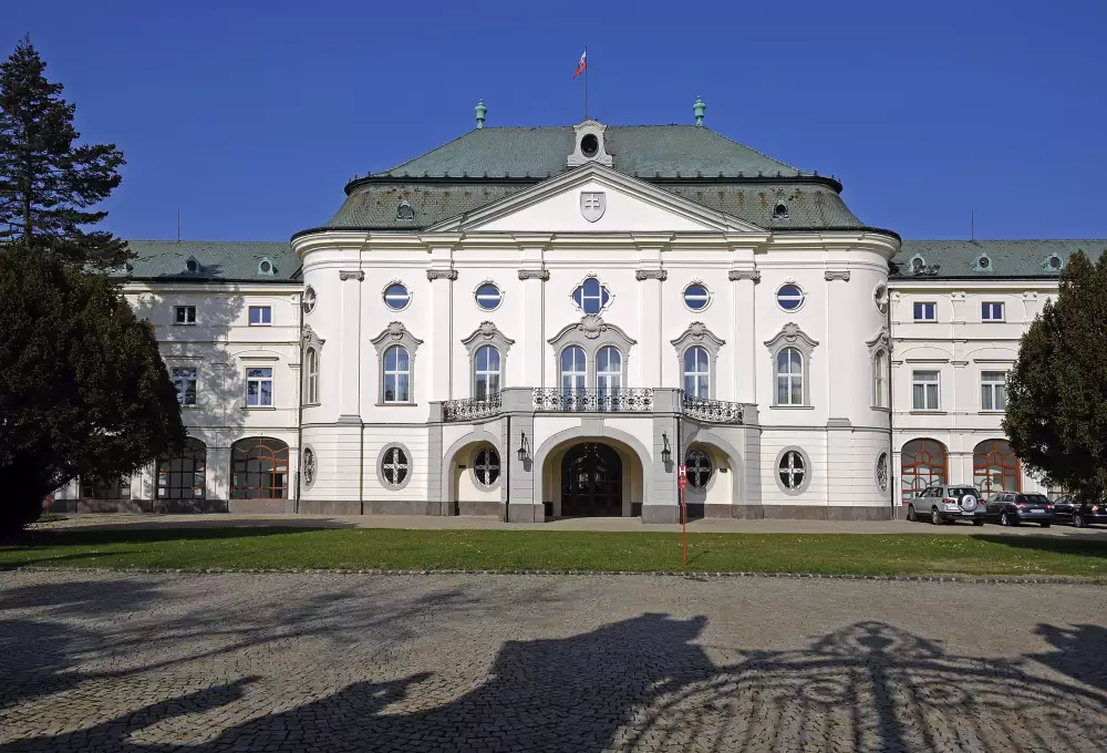 Letný arcibiskupský palác — barokový palác, sídlo Úradu vlády SR