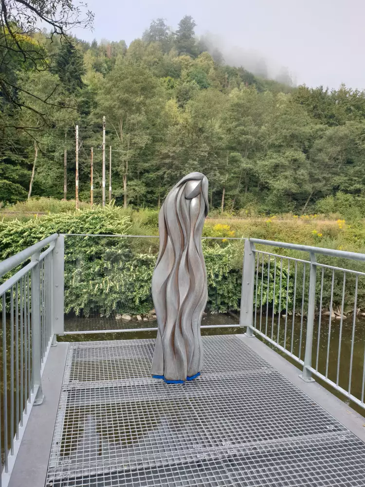 Deva Kysuca – dubová socha J. Mundiera nad riekou Kysuca