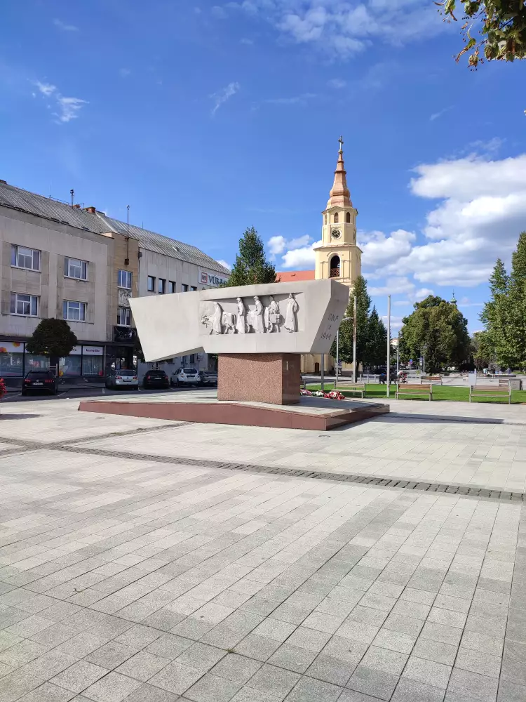 Pamätník Valaška – kovová valaška s figurálnymi reliéfmi
