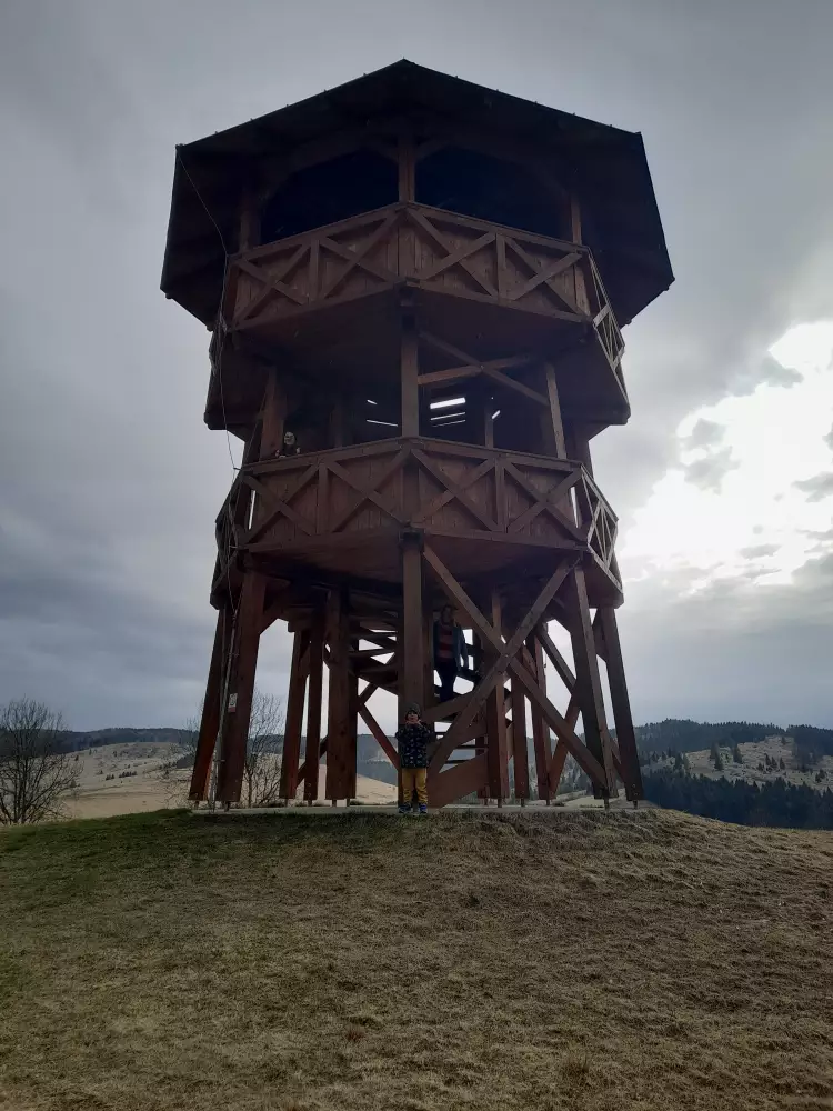 Rozhľadňa Pustý vrch — výhľad na Veporské vrchy