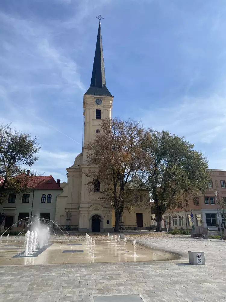 Kostol Povýšenia Svätého kríža — farský kostol na hlavnom námestí