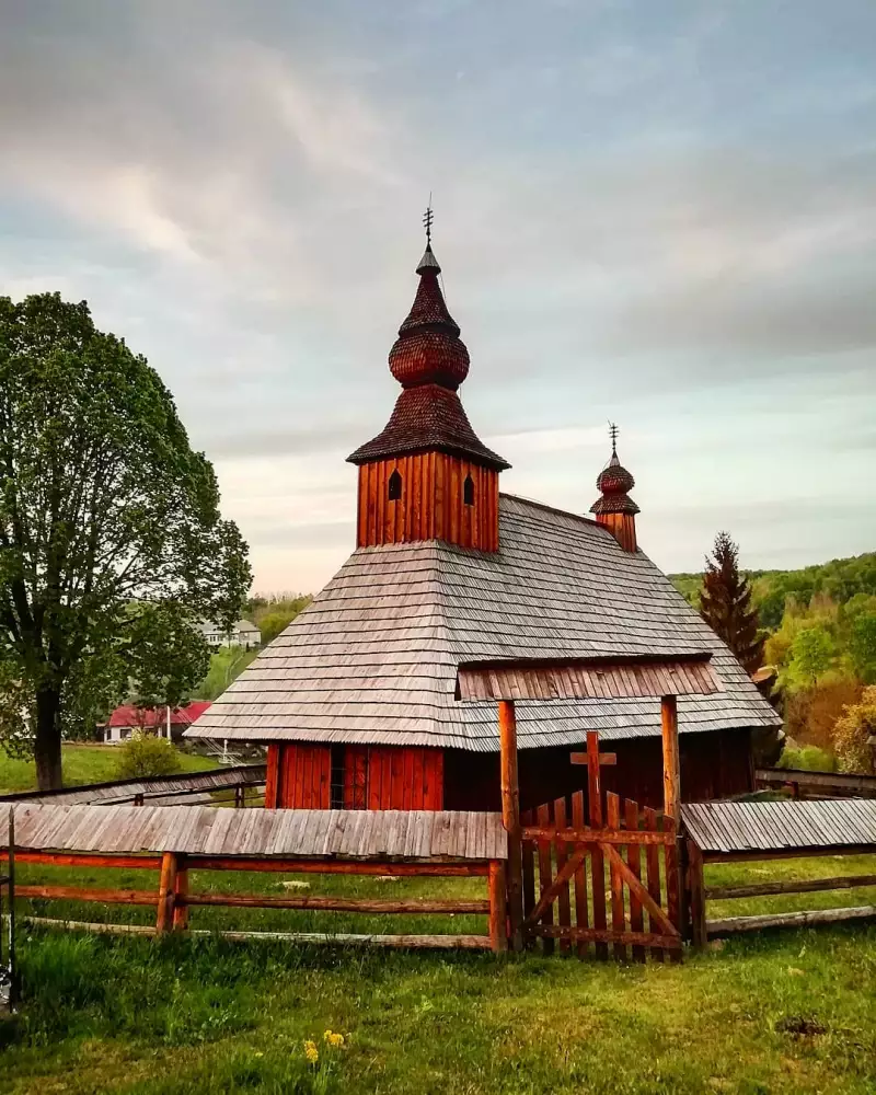 Drevená cerkev – trojpodlažný chrám v tvare kríža